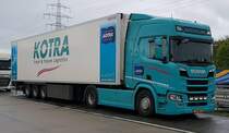=Scania R 450-Sattelzug des Logistikers KOTRA steht im Mai 2021 an der A3