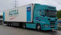 =Scania R 450-Sattelzug des Logistikers KOTRA steht im Mai 2021 an der A3