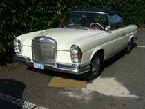 Mercedes Benz W111-3 220SE b Cabriolet, produziert von September 1961 bis Oktober 1965. Bei seinem Erscheinen stand, ein solches Auto mit einem Grundpreis von DM 23.500,00, in den Preislisten der  Untertürkheimer . Angetrieben wird dieses formschöne Cabriolet von einem Sechszylinderreihenmotor, der aus einem Hubraum von 2195 cm³ eine Leistung von 120 PS erbringt. Die Höchstgeschwindigkeit wurde mit 172 km/h angegeben. Interessant ist, das dieser W111-3 noch im Fürstentum Monaco zugelassen ist. Besucherparkplatz der Düsseldorfer Classic Remise am 15.08.2021.
