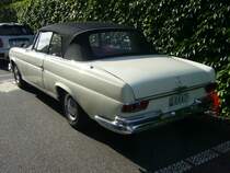 Heckansicht eines Mercedes Benz W111-3 220SE b Cabriolet. Besucherparkplatz der Düsseldorfer Classic Remise am 15.08.2021.