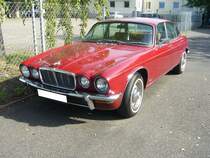 Jaguar XJ Series II 4.2 Litre Limousine. Die XJ Modellreihe wurde bereits 1968 vorgestellt. Auf der Frankfurter IAA des Jahres 1973 wurden die Series 2 Modelle vorgestellt, die jetzt auch als Coupe lieferbar waren. Der gezeigte 4.2 Litre war übrigens nur in den Jahren 1973 und 1974 im Modellprogramm von Jaguar. Der Sechszylinderreihenmotor hat einen Hubraum von 4235 cm³ und leistet 172 PS. Besucherparkplatz der Düsseldorfer Classic Remise am 15.08.2021.