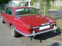 Heckansicht einer Jaguar XJ Series II 4.2 Litre Limousine. Besucherparkplatz der Düsseldorfer Classic Remise am 15.08.2021.