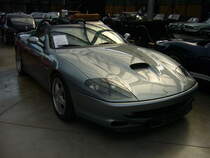 Ferrari 550 Barchetta Pininfarina aus dem Jahr 2001. Den Barchetta Pininfarina genannten Roadster, gab es nur im letzten Modelljahr des bereits 1996 als Coupe vorgestellten Ferrari 550. Der V12-Motor leistet 485 PS aus 5473 cm³ Hubraum. Classic Remise Düsseldorf am 15.08.2021.