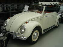 VW Typ 15  Käfer Cabriolet  des Modelljahres 1963 im Farbton L437 perlweiß. Der im Heck verbaute, luftgekühlte Vierzylinderboxermotor hat einen Hubraum von 1192 cm³ und leistet 30 PS. Classic Remise Düsseldorf am 15.08.2021.