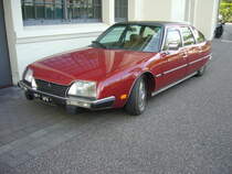 Citroen CX 2400 Pallas. Die Modellreihe CX stand ab 1975 bei den Händlern. Während seiner sechszehnjährigen Produktionszeit, war die als viertürige Limousine und fünftüriges Kombimodell lieferbare CX-Baureihe mit etlichen Motorisierungen lieferbar. Hier konnte ich einen 2400 in der besonders luxuriösen  Pallas-Ausstattung  ablichten. Der Vierzylinderreihenmotor des 2400 hat einen Hubraum von 2348 cm³ und leistet 120 PS. Die Höchstgeschwindigkeit wurde von Citroen mit 186 km/h angegeben. Besucherparkplatz der Düsseldorfer Classic Remise am 15.08.2021.