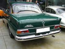 Heckansicht eines Mercedes Benz W110 230 Automatic. Classic Remise Düsseldorf am 15.08.2021.