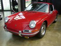 Porsche 911 aus dem Jahr 1966 im Farbton maroon B. Dieser frühe Porsche 911 wurde im Jahr 1966 in die USA ausgeliefert und in Beverly Hills/Californien zugelassen. Im Jahr 2013 wurde er aus den USA in die Niederlande verkauft und hier umfangreich restauriert. Der im Heck verbaute, gebläsegekühlte, Sechszylinderboxermotor hat einen Hubraum von 1991 cm³ und leistet 130 PS. Classic Remise Düsseldorf am15.08.2021.