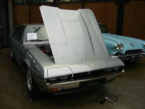 Iso Rivolta Lele Seria due aus dem Jahr 1973. Dieses Modell wurde nach der Ehefrau des Firmengründers benannt. Die Dame hieß mit Vornamen Rachele. Ihr Kosenam war  Lele . Das Modell wurde auf dem Turiner Autosalon des Jahres 1969 vorgestellt. Der gezeigte  Lele  ist einer von 129 Fahrzeugen, die mit einem V8-Motor aus dem Regal von Ford/USA bestückt waren. Dieser hat einen Hubraum von 5689 cm³ und leistet 325 PS. Der Wagen ist gemäß Beschreibung im Farbton argento 106E1 lackiert. Classic Remise Düsseldorf am 15.08.2021.