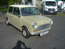 Ein in England zugelassener Austin Mini mit Linkslenkung. Ich denke das ist eher selten. Besucherparkplatz der Düsseldorfer Classic Remise am 15.08.2021.