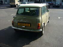 Heckansicht eines in England zugelassener Austin Mini mit Linkslenkung. Besucherparkplatz der Düsseldorfer Classic Remise am 15.08.2021.