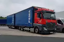 =MB Actros-Sattelzug von TRANS REGINA rastet im Juni 2021 an der A 7