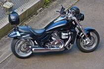 Motorrad unbekannter Marke, aufgenommen von einer Fußgängerbrücke. 08.2021