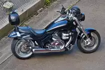 Motorrad unbekannter Marke, aufgenommen von einer Fußgängerbrücke. 08.2021