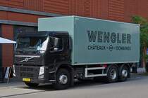 Volvo FM mit Kastenaufbau, abgestellt am Straßenrand. 08.2021