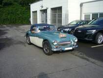 Austin Healey MK III 3000 in der Farbkombination iceblue over ivory. Donald Healey entwickelte dieses Modell, um insbesondere auf dem US-Roadstermarkt, erfolgreich zu sein. Der Ur-Healey wurde bereits 1951 vorgestellt und ging ein Jahr später in den Verkauf. 1968 verließ der letzte Healey die Werkshallen von Abingdon. Der Sechszylinderreihenmotor leistet 148 PS aus einem Hubraum von 2.912 cm³. Start zum 8. Saarner Oldtimer Cup am 22.08.2021.