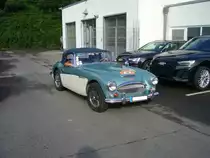 Austin Healey MK III 3000 in der Farbkombination iceblue over ivory. Donald Healey entwickelte dieses Modell, um insbesondere auf dem US-Roadstermarkt, erfolgreich zu sein. Der Ur-Healey wurde bereits 1951 vorgestellt und ging ein Jahr später in den Verkauf. 1968 verließ der letzte Healey die Werkshallen von Abingdon. Der Sechszylinderreihenmotor leistet 148 PS aus einem Hubraum von 2.912 cm³. Start zum 8. Saarner Oldtimer Cup am 22.08.2021.