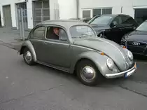 VW Typ 1  Käfer  des Modelljahres 1955. Dieser schicke Käfer ist im Farbton graumetallic lackiert. Der im Heck verbaute, gebläsegekühlte Vierzylindeboxermotor hat einen Hubraum von 1192 cm³ und leistet 30 PS. Es handelt sich um ein Traditionsfahrzeug eines Mülheimer VAG Händlers. Start zum 8. Saarner Oldtimer Cup am 22.08.2021.
