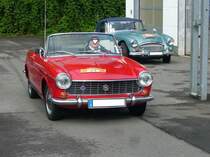 Fiat 1500 Spider, gebaut von 1963 bis 1966. Das hübsche Blechkleid wurde von Pininfarina geschneidert. Der Vierzylinderreihenmotor hat einen Hubraum von 1481 cm³ Motor und leistete 67 PS. Ab dem Modelljahr 1964 wurde die Leistung auf 75 PS erhöht. Die Fahrzeuge mit 75 PS waren serienmäßig mit einem 5-Ganggetriebe ausgestattet. Start zum 8. Saarner Oldtimer Cup am 22.08.2021.