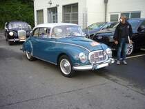 Auto Union 1000S de Luxe Coupe, produziert von Februar 1962 bis Juli 1963. Das 1000S de Luxe Coupe war die letzte Version dieser klassischen Auto Union-DKW-Baureihe. In diesem Modell wurden bereits Scheibenbremsen und eine Frischölautomatik verbaut. Für ein solches Fahrzeug musste man mindestens DM 7125,00 auf die Theke des DKW-Händlers legen. Der Dreizylinderreihenzweitaktreihenmotor leistet 50 PS aus einem Hubraum von 980 cm³. Start zum 8. Saarner Oldtimer Cup am 22.08.2021.