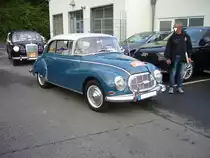 Auto Union 1000S de Luxe Coupe, produziert von Februar 1962 bis Juli 1963. Das 1000S de Luxe Coupe war die letzte Version dieser klassischen Auto Union-DKW-Baureihe. In diesem Modell wurden bereits Scheibenbremsen und eine Frischölautomatik verbaut. Für ein solches Fahrzeug musste man mindestens DM 7125,00 auf die Theke des DKW-Händlers legen. Der Dreizylinderreihenzweitaktreihenmotor leistet 50 PS aus einem Hubraum von 980 cm³. Start zum 8. Saarner Oldtimer Cup am 22.08.2021.