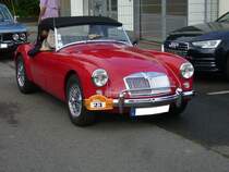 MG A Roadster 1500, produziert von 1955 bis 1962. Während seiner achtjährigen Bauzeit verkaufte sich der als Roadster und Coupe lieferbare Sportwagen in 101.081 Einheiten. Unter den Begriff MG A fallen folgende Modelle: MG A 1500, MG A Twin Cam, MG A 1600 und das Modell Mark II. Der Vierzylinderreihenmotor des MG A 1500 hat einen Hubraum von 1489 cm³ und leistet zwischen 68 PS und 72 PS. Start zum 8. Saarner Oldtimer Cup am 22.08.2021.