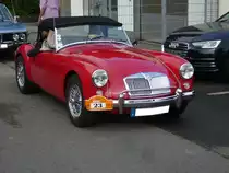 MG A Roadster 1500, produziert von 1955 bis 1962. Während seiner achtjährigen Bauzeit verkaufte sich der als Roadster und Coupe lieferbare Sportwagen in 101.081 Einheiten. Unter den Begriff MG A fallen folgende Modelle: MG A 1500, MG A Twin Cam, MG A 1600 und das Modell Mark II. Der Vierzylinderreihenmotor des MG A 1500 hat einen Hubraum von 1489 cm³ und leistet zwischen 68 PS und 72 PS. Start zum 8. Saarner Oldtimer Cup am 22.08.2021.