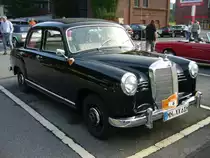 Mercedes Benz W120 180, gebaut von 1953 bis 1957. Ein solcher 180´er stand bei seiner Vorstellung im Juli 1953 mit einem Kaufpreis von mindestens DM 9950,00 in den Preislisten der Händler. Dafür bekam der Käufer ein solides, modernes Fahrzeug mit einem Vierzylinderreihenmotor. Dieser Motor leistet aus einem Hubraum von 1767 cm³ 52 PS. Start zum 8. Saarner Oldtimer Cup am 22.08.2021.