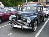 Peugeot 203 Limousine. Das Modell 203 war die erste Neuentwicklung der Marke aus Sochaux nach WW2. Er wurde von 1949 bis 1960 produziert. Der Vierzylinderreihenmotor hat einen Hubraum von 1.290 cm³ und leistet 42 PS. Lediglich die Lieferwagenmodelle U4 leisteten durch die Bestückung mit einem Zenith 32IM Vergaser 45 PS. Es wurden fast 686.000 Einheiten produziert. Start zum 8. Saarner Oldtimer Cup am 22.08.2021.
