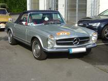Mercedes Benz W113 E28 (280 SL), produziert von 1968 bis 1971. Als Typ 230SL war das Modell bereits 1963 erschienen. Der 280 SL war das stärkste Modell der sogenannten  Pagode-Baureihe . Als 280SL verkaufte sich der Wagen 23.885 mal. Der Sechszylinderreihenmotor leistet 170 PS aus einem Hubraum von 2778 cm³. Die Höchstgeschwindigkeit wurde damals mit 200 km/h angegeben. Start zum 8. Saarner Oldtimer Cup am 22.08.2021.