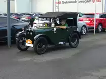 Austin Seven Convertible, der Modelljahre von 1926 bis 1939. Die Seven-Baureihe war schon ab 1922 erhältlich. Im Jahr 1926 wurde jedoch der Radstand um drei inches (7,6 cm) verlängert. Der Vierzylinderreihenmotor leistet 12 PS aus einem Hubraum von 747 cm³. Der abgelichtete Wagen stammt übrigens aus dem Jahr 1927. Start zum 8. Saarner Oldtimer Cup am 22.08.2021.
