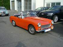 Austin Healey Sprite MK III im Farbton coloradored, gebaut von 1964 bis 1966. Der MK III war die vorletzte Version des bereits im Jahr 1958 vorgestellten Sprite. Als fast identisches Schwestermodell trat der MG Midget auf. Der Vierzylinderreihenmotor leistet 56 PS aus einem Hubraum von 1098 cm³. Start zum 8. Saarner Oldtimer Cup am 22.08.2021.