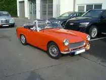 Austin Healey Sprite MK III im Farbton coloradored, gebaut von 1964 bis 1966. Der MK III war die vorletzte Version des bereits im Jahr 1958 vorgestellten Sprite. Als fast identisches Schwestermodell trat der MG Midget auf. Der Vierzylinderreihenmotor leistet 56 PS aus einem Hubraum von 1098 cm³. Start zum 8. Saarner Oldtimer Cup am 22.08.2021.