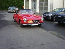 Mercedes Benz W121 BII, gebaut von 1955 bis 1963. Besser bekannt unter der Typenbezeichnung 190SL. 25.881 Fahrzeuge verließen die Werkshallen von Mercedes Benz. Dieser, im Farbton 534 feuerrot lackierte Wagen stammt aus dem Jahr 1959. Der Vierzylinderreihenmotor mit einem Hubraum von 1897 cm³ leistet 105 PS. Start zum 8. Saarner Oldtimer Cup am 22.08.2021.