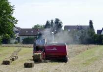 Heuernte mit der Quaderballenpresse der Firma Lely, Juli 2021