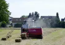 Heuernte mit der Quaderballenpresse der Firma Lely, Juli 2021