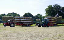 Heuernte mit den Quaderballensammelwagen der Firma Kemper, Juli 2021