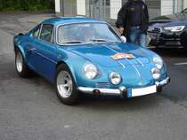 Dinalpin Berlinetta, gebaut von 1972 bis 1974. In Lizenz von Alpine wurden bei der Firma DINA in Mexiko ca. 500 Fahrzeuge hergestellt. Der im Heck verbaute Vierzylinderreihenmotor hat einen Hubraum von 1289 cm³ und leistet 70 PS. Start zum 8. Saarner Oldtimer Cup am 22.08.2021.