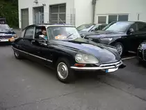 Citroen D Super 5, gebaut von 1972 bis 1975. Das Modell D Super 5 war ab 1972, bis zur Einstellung der Baureihe, das  Sparmodell  der DS-Baureihe. Der Vierzylinderreihenmotor leistet 106 PS aus einem Hubraum von 2175 cm³. Die Motorleistung verhilft der Göttin zu einer Höchstgeschwindigkeit von 175 km/h. Start zum 8. Saarner Oldtimer Cup am 22.08.2021.