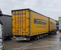 =Hängerzug der Spedition WALLDMANN steht auf dem stark frequentierten Rasthof Bruchsal, 06-2021