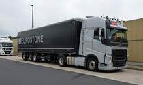 =Volvo FH der HAPPE-Gruppe mit einem Auflieger von EUROSTONE rastet im Juni 2021 an der A 7
