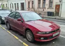 Mitsubishi Galant mit dem  Haifischgesicht  aus der 8. Generation, gesehen in November 2020.