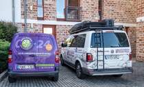 Zwei Apotheken-Lieferwagen: Citroen Berlingo und VW Multivan Panamericana. Der letzte dient vermutlich für PR-Zwecke. Foto: November 2020.