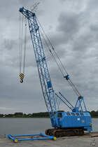 Ein Raupendrehkran RDK 300 war Mitte August 2021 in Wolgast zu sehen.