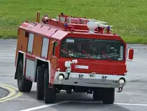 Ein FAUN 22.30/45V Flugfeldlöschfahrzeug 3500 Liter  legt sich  in die Kurve, so gesehen Mitte August 2021 in Neubrandenburg.