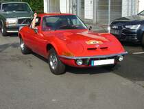 Opel GT 1900. Produziert wurde das Sportcoupe von 1968 bis 1973. Die Karosserie des GT wurde bei Brissoneaux & Lotz in Nantes/Frankreich gefertigt und zur Endmontage nach Bochum geliefert. In den ersten drei Produktionsjahren konnte man den GT auch mit dem 1.1l Motor aus dem Kadett ordern. Da sich aber nur 3573 Kunden für den schwachbrüstigen 1100´er entschieden wurde er 1970 aus dem Programm genommen. Ab diesem Zeitpunkt gab es nur noch den 90 PS starken Vierzylinderreihenmotor mit einem Hubraum von 1897 cm³. Der abgelichtete GT hatte einen Neupreis von DM 12.210,00. Start zum 8. Saarner Oldtimer Cup am 22.08.2021.