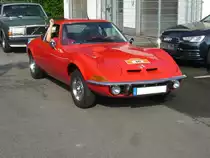 Opel GT 1900. Produziert wurde das Sportcoupe von 1968 bis 1973. Die Karosserie des GT wurde bei Brissoneaux & Lotz in Nantes/Frankreich gefertigt und zur Endmontage nach Bochum geliefert. In den ersten drei Produktionsjahren konnte man den GT auch mit dem 1.1l Motor aus dem Kadett ordern. Da sich aber nur 3573 Kunden für den schwachbrüstigen 1100´er entschieden wurde er 1970 aus dem Programm genommen. Ab diesem Zeitpunkt gab es nur noch den 90 PS starken Vierzylinderreihenmotor mit einem Hubraum von 1897 cm³. Der abgelichtete GT hatte einen Neupreis von DM 12.210,00. Start zum 8. Saarner Oldtimer Cup am 22.08.2021.