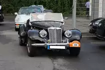 MG TF, produziert von 1953 bis 1955. Der TF war das letzte Modell der bereits 1936 vorgestellten T-Baureihe. Der hier abgelichtete TF aus dem Modelljahr 1954 wird von einem Vierzylinderreihenmotor angetrieben, der aus einem Hubraum von 1466 cm³ 63 PS leistet. Start zum 8. Saarner Oldtimer Cup am 22.08.2021.
