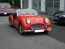 Triumph TR3 im Farbton signalred, gebaut von 1955 bis 1957. Die TR3 Roadster aus Coventry waren ein Verkaufsschlager. Der Vierzylinderreihenmotor leistet 95 PS aus einem Hubraum von 1991 cm³. Im Jahr 1957 erschien der Facegeliftete TR3A der noch bis 1962 mit der gleichen Motorisierung weiter gebaut wurde. Start zum 8. Saarner Oldtimer Cup am 22.08.2021.