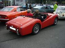 Heckansicht eines Triumph TR3 im Farbton signalred. Start zum 8. Saarner Oldtimer Cup am 22.08.2021.