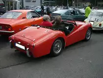 Heckansicht eines Triumph TR3 im Farbton signalred. Start zum 8. Saarner Oldtimer Cup am 22.08.2021.